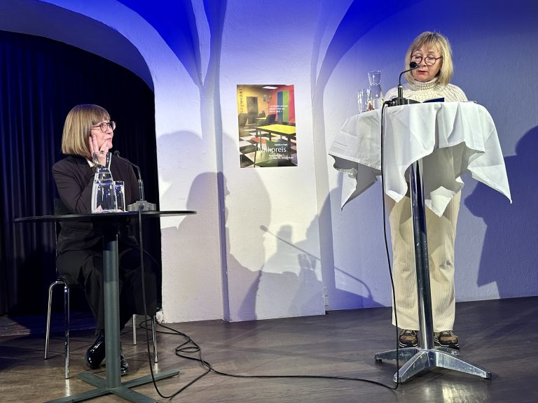 Lyrikpreis-Initiatorin Erika Kronabitter (r.) verliest anstelle der abwesenden Sophie Reyer die Lautdation für Gewinnerin Sabine Göttel (l.).