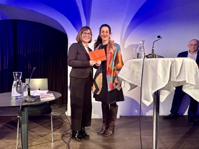 Stadträtin Natascha Soursos (r.) überreicht den Preis der Stadt Feldkirch an Sabine Göttel (l.).