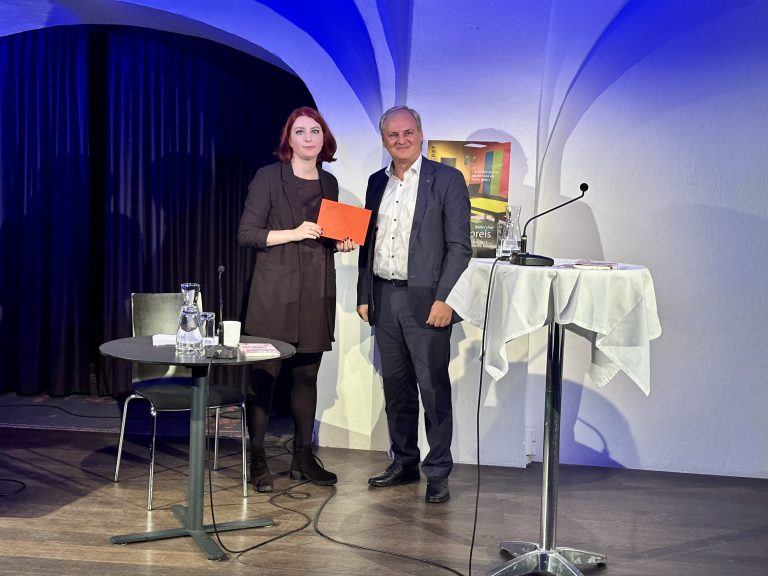 Landtagspräsident Harald Sonderegger (r.) überreicht an Slata Roschal (l.) den Preis des Landes Vorarlberg.