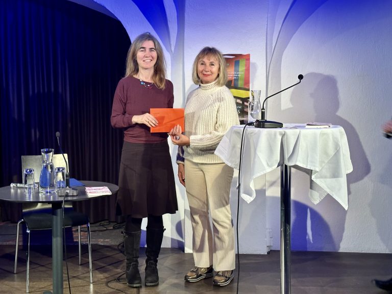 Der Publikumspreis wurde von Erika Kronabitter (r.) an die Oberösterreicherin Ulrike Titelbach (r.) überreicht.