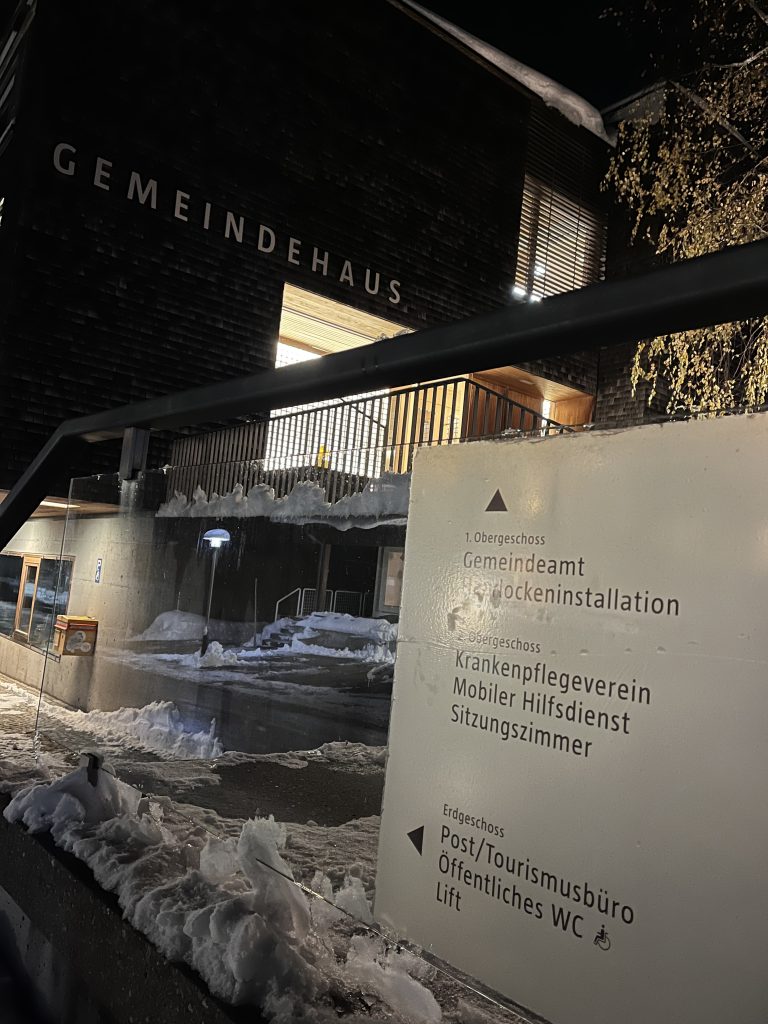 Nicht nur vor dem Gemeindeamt in Sulzberg herrscht eisige Stimmung. <span class="copyright">VN/Prock</span>