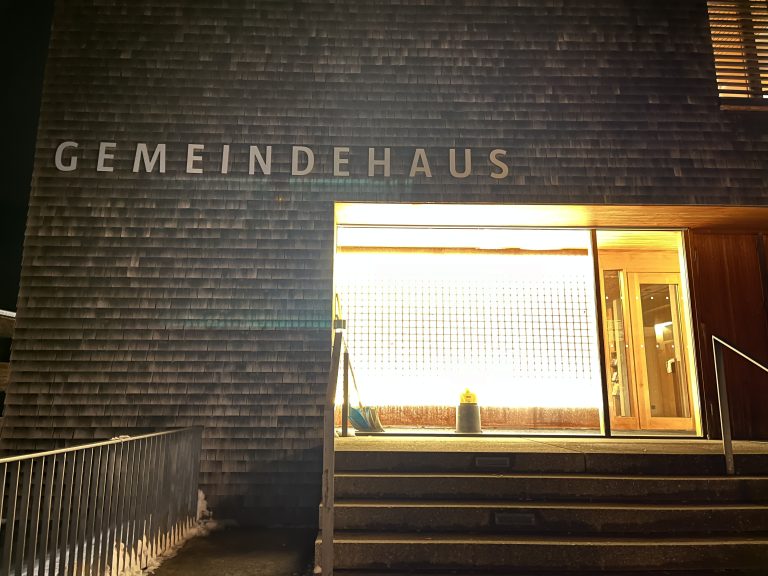 Im Gemeindehaus in Sulzberg ging es in den vergangenen Wochen rund. Am Mittwoch bleibt es ruhig. <span class="copyright">VN/Prock</span>