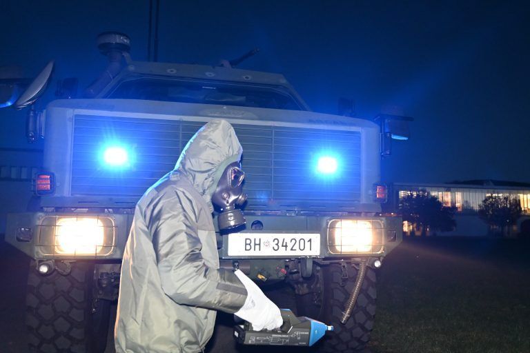 Der ABC-Zug, der ein spezialisiertes Fahrzeug des Typs "Dingo" hat, am Mittwochabend in Feldkirch. <span class="copyright">Bundesheer/Koppitz</span>