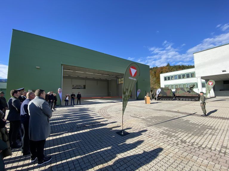 Die Halle wurde am Montag durch die Verteidigungsministerin Klaudia Tanner eröffnet. <span class="copyright">VN/RAuch</span>