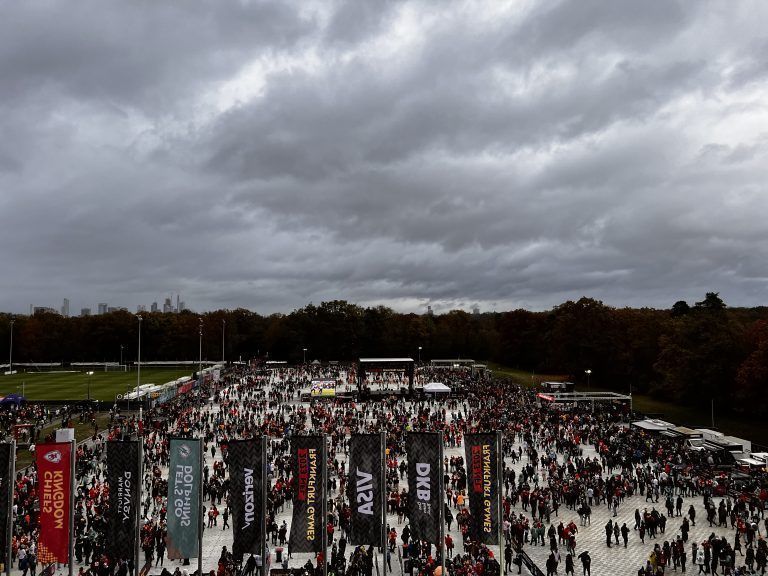 Bereits zwei Stunden vor Spielbeginn ist vor dem Stadion schon Party. <span class="copyright">Andreas Marte</span>