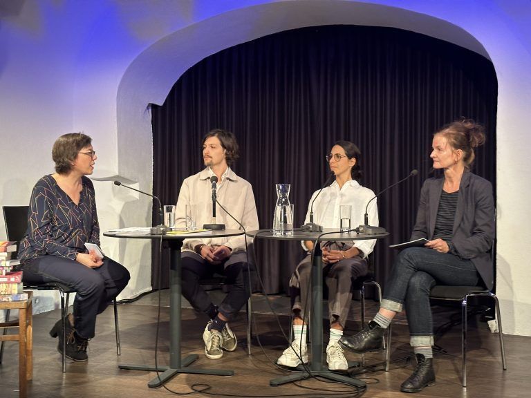 Auf dem Podium: Margarete Zink, Nicholas Perpmer, Lisa Hämmerle und Brigitta Soraperra.