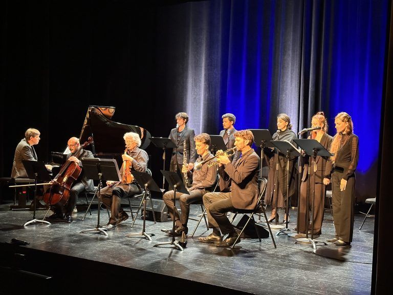 Das Ensemble „fünf&fünf“ besteht aus fünf Sängern beziehungsweise Sängerinnen und fünf Instrumentalmusikern. BI