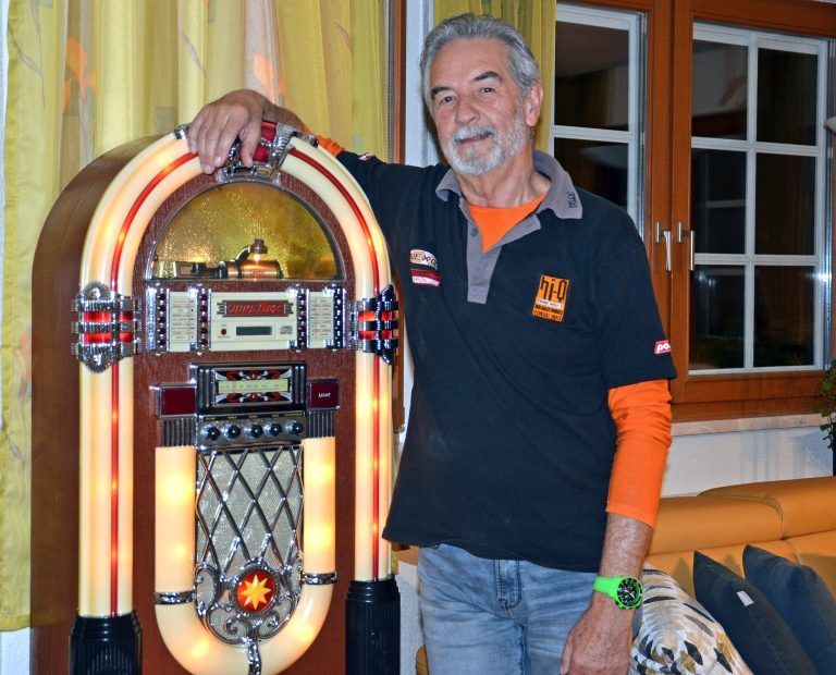 Joe wohnt im eigenen Haus in Lingenau. Die Juke-Box steht im Wohnzimmer. <span class="copyright">HRJ</span>