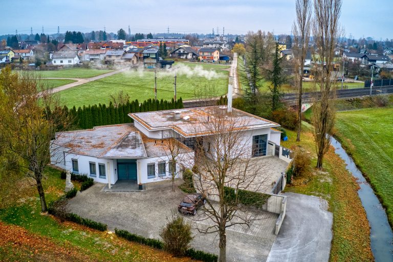 Das Gebäude gleicht in seiner schlichten Eleganz eher einem Bungalow, der kleine Park mit den Skulpturen rundet den Eindruck ab.<span class="copyright"> VN/Stiplovsek</span>