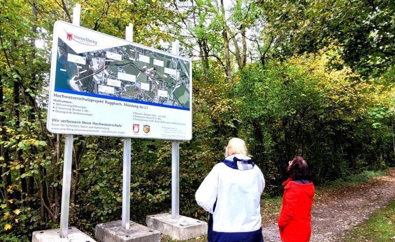 Die große Bautafel informiert über das Hochwasserschutzprojekt Ruggbach, von der Mündung in den Bodensee bis hinauf zur L1.
