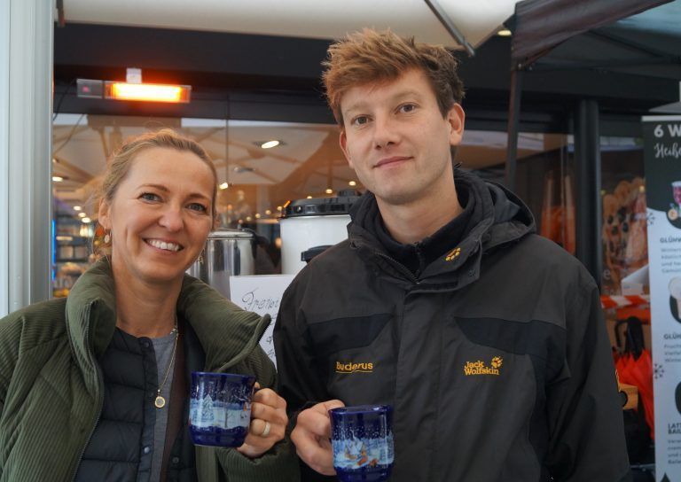 Lenka Novak und Sebastian Weiss genossen heißen Glühwein.