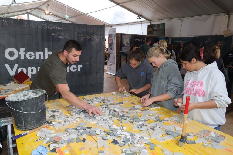 Geschick beweisen hieß es auch am Stand von Ofenbau Voppichler.