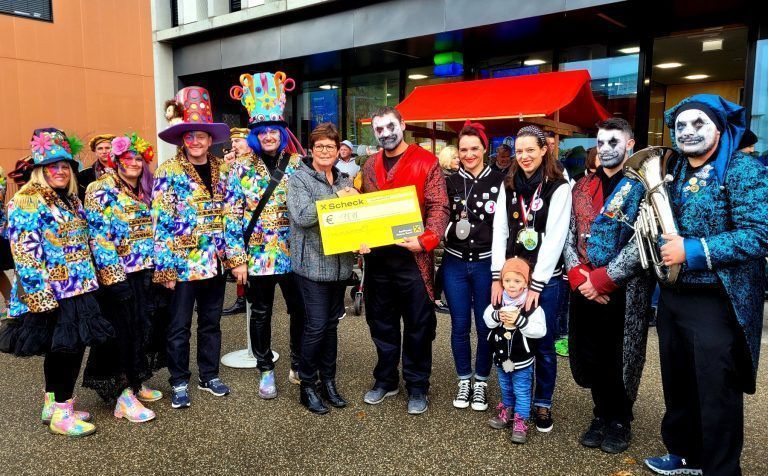 Kulturreferentin Petra Rührnschopf bedankte sich bei den engagierten Organisatoren des "Lochauer Kinderfasching 2024". Dazu gab es für die Guggamusik "Pfütza-Fäger" wie immer den symbolischen "111,11 Euro"-Scheck.