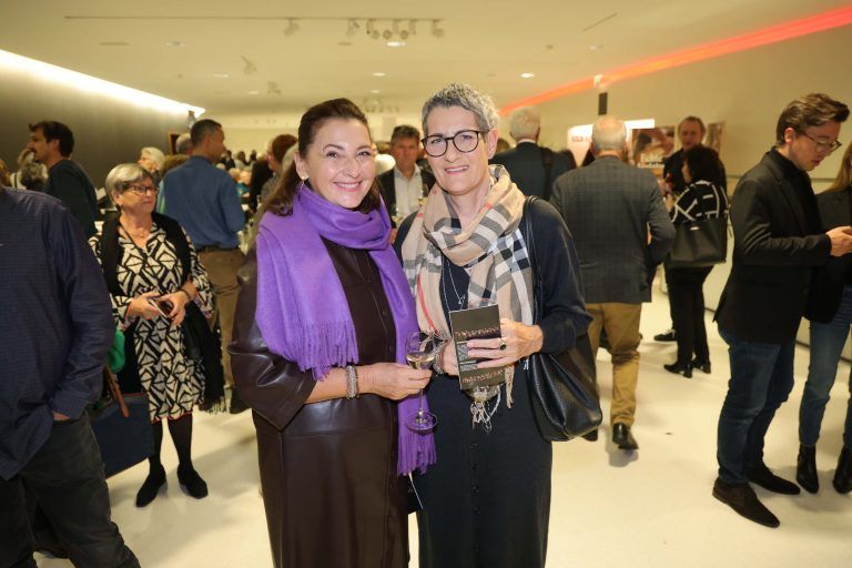 Unter den Gästen: Petra Köb und Christine Berchtold.