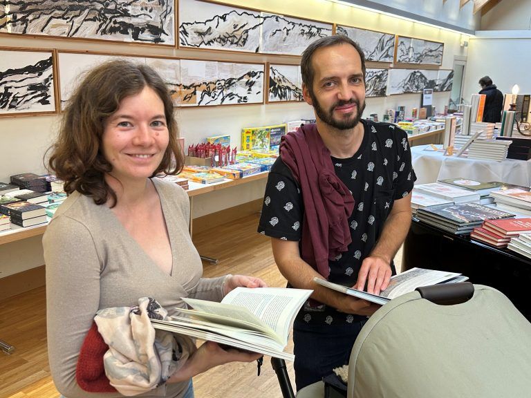 Marius Müller und Julia Tapfer: "Die Buch &amp; Handgmacht-Veranstaltung ist für uns jedes Jahr ein Fixpunkt. Wir schätzen die große Auswahl und die schön präsentierte Ausstellung. Da lässt es sich gemütlich stöbern. Wir finden auch immer tolle Buchgeschenke."
