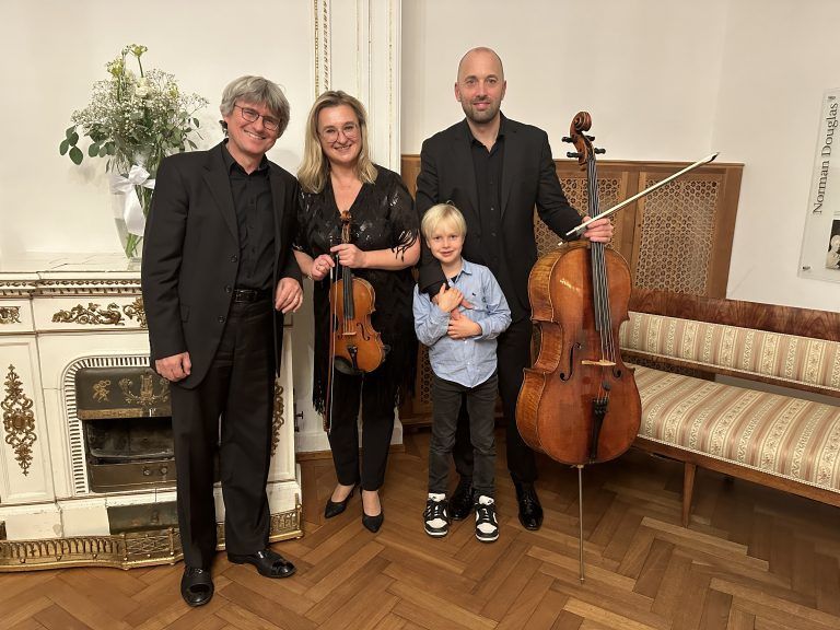 Martin Lucas Staub, Angela Golubeva und Franz Ortner mit Sohn Lorenz.
