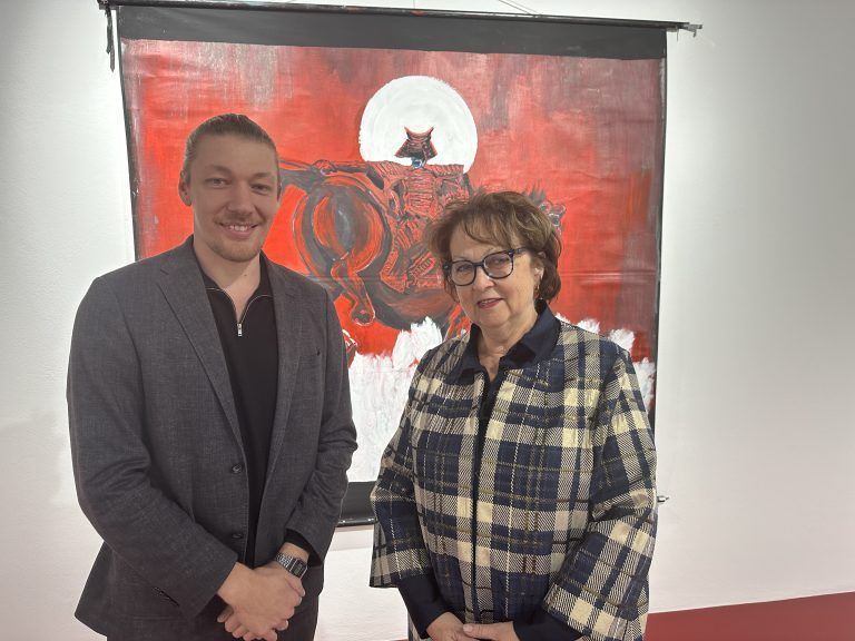 Künstler Nikola Bartenbach und  Galeriebetreiberin Sigi Fritsche.