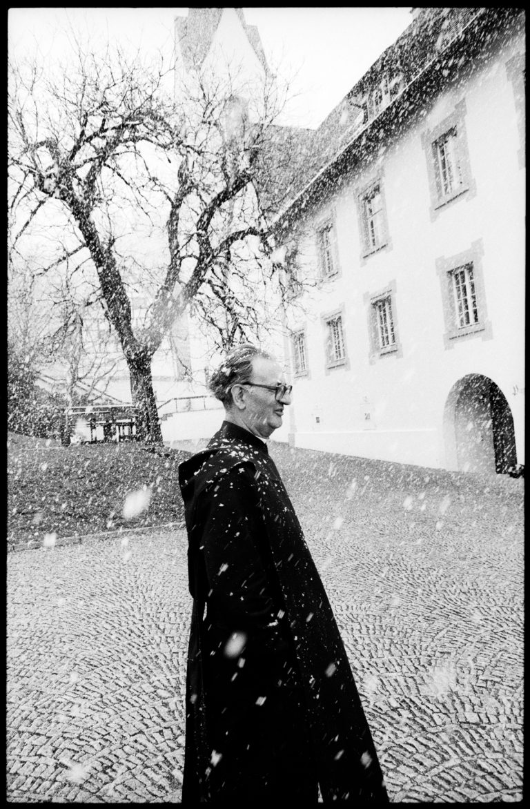 Pater Nathanael Wirth in St. Gerold, 1996. <span class="copyright">SEPP DREISSINGER</span>