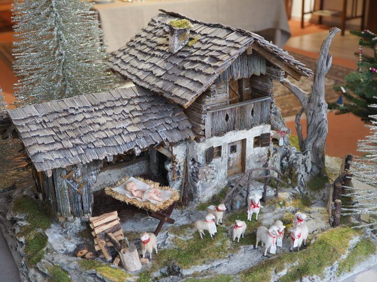 Vielfältiges Angebot: Von altem Christbaumschmuck bis hin zu feinem Porzellan - für jeden Geschmack war etwas dabei.
