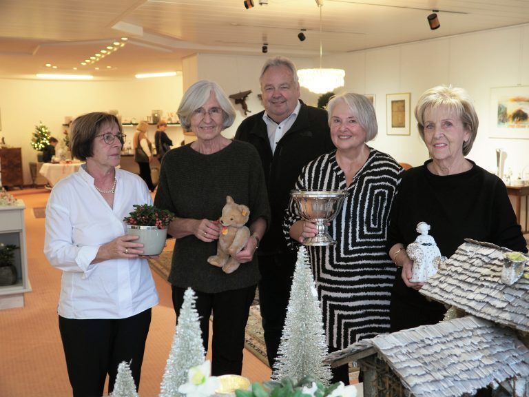 Die "herbstzeitlosen" Brigitte Mathis, Rosa Hausteiner, Brigitte Partel und Margit Fleisch mit Bürgermeister Karl Wutschitz bei der Adventausstellung.