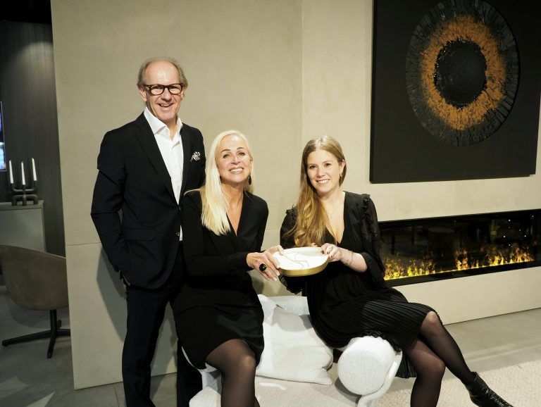 Platzhirsch-Geschäftsführerin Susanne Messmer mit Anna-Lena Hollfelder (GF Präg Dornbirn) und Minotti-Repräsentant Markus Kilga bei der Schmuck- und Möbelpräsentation. sie