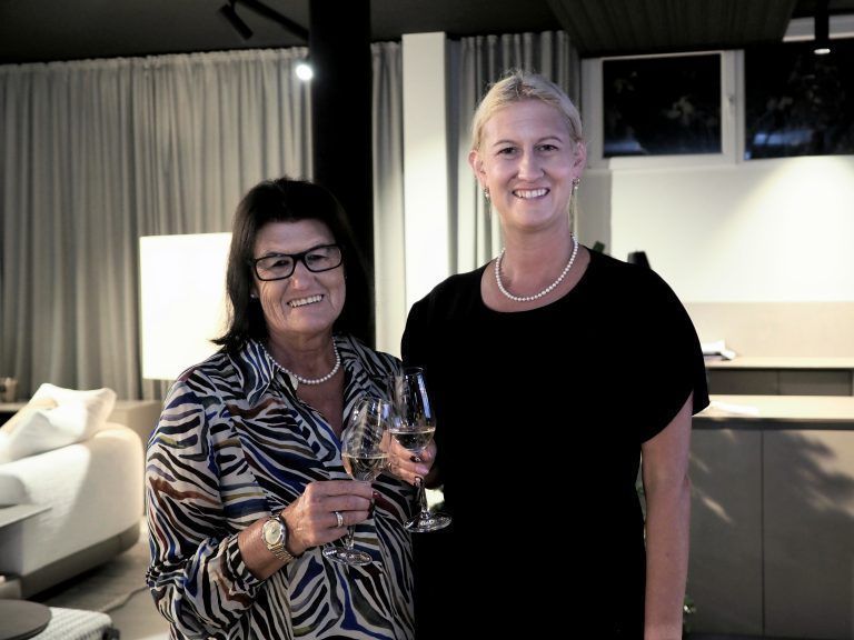 Medizinerin Carmen Berti (Wälderpraxis) mit Ria Zambanini (l.).