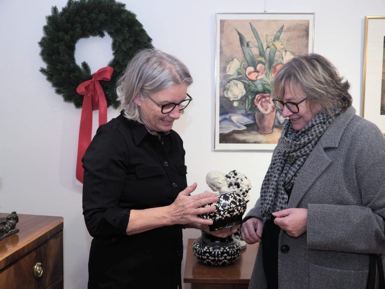 Angelika Konzett im Gespräch mit einer Ausstellungsbesucherin.