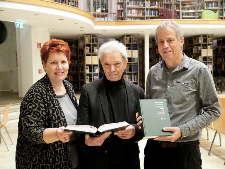 Direktorin Marion Kaufer (Landesbibliothek), Buchautor Hubert Allgäuer und Direktorstellvertreter Norbert Schnetzer bei der Buchpräsentation im Kuppelsaal der Vorarlberger Landesbibliothek.<span class="copyright"> SIE</span>
