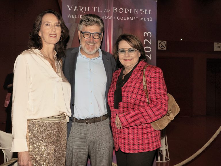 Elke und Martin Feigl mit Gabi Narat (Spannrahmen).