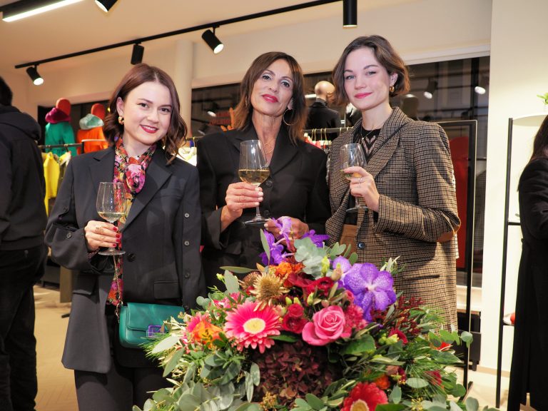 Geschäftsinhaberin Josette Azzopardi (Max & Co.) mit Otilia Frunza und Caterina Cavalli (Max Mara München) bei der Jubiläumsparty. sie