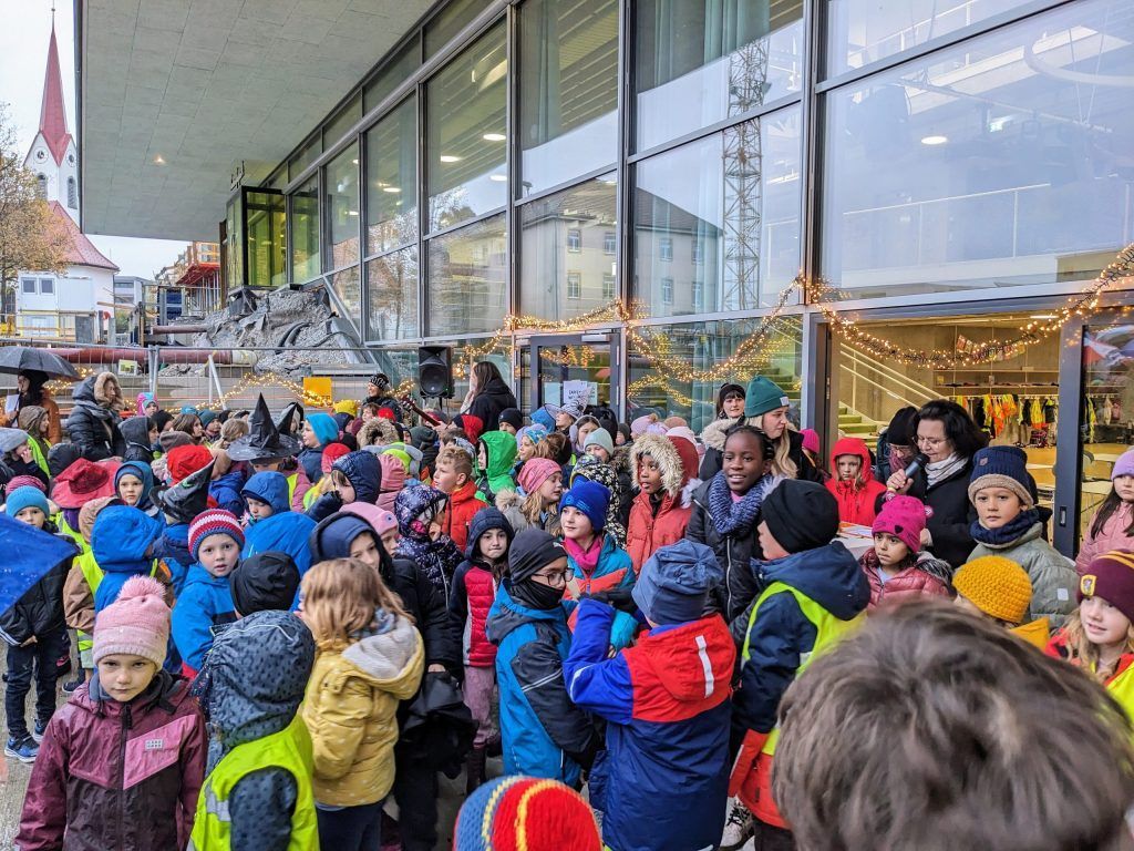 So begrüßen Haselstauder Volksschüler den Advent