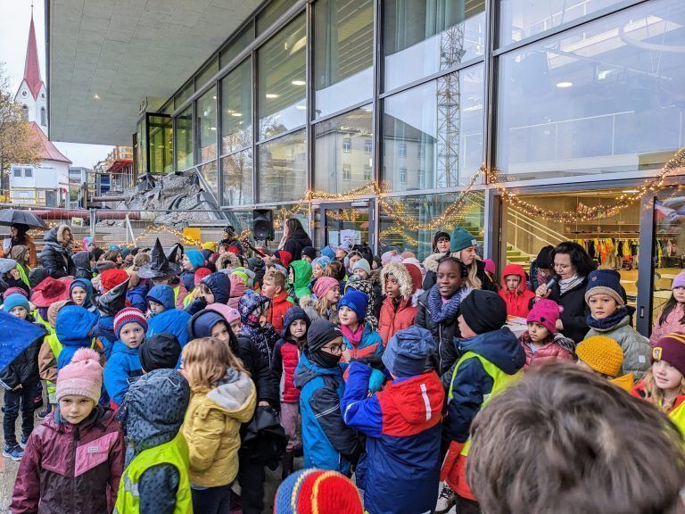 Beim Lichterfest der VS Haselstauden kam weihnachtliche Vorfreude auf.<span class="copyright"> Schule</span>