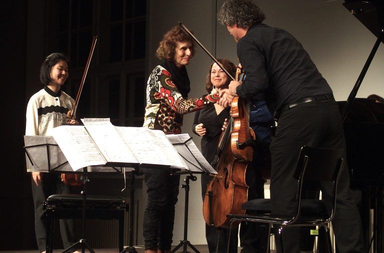 Die Komponistin Elena Firsova im Applaus nach der Uraufführung ihres Klavierquartetts. <span class="copyright">Fritz Jurmann</span>
