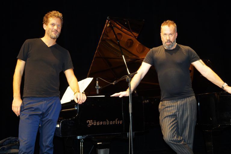 Pianist Simon Bucher und Bariton und ebenfalls Pianist Robin Adams zeigten eine musikalische Show der Extraklasse. <span class="copyright">YAS/12</span>