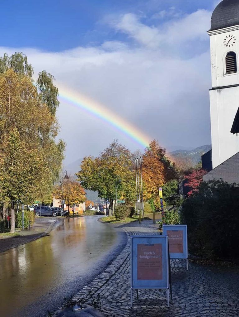 Sehr einladend zeigte sich die bugo Bücherei von außen, da durfte selbst ein Regenbogen nicht fehlen.