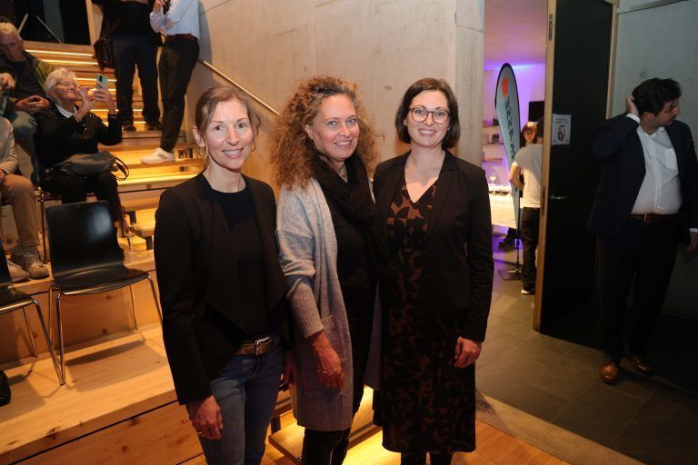 StR. Catherine Muther, Autorin Sabine Grohs und Abgeordnete Nadine Kasper.