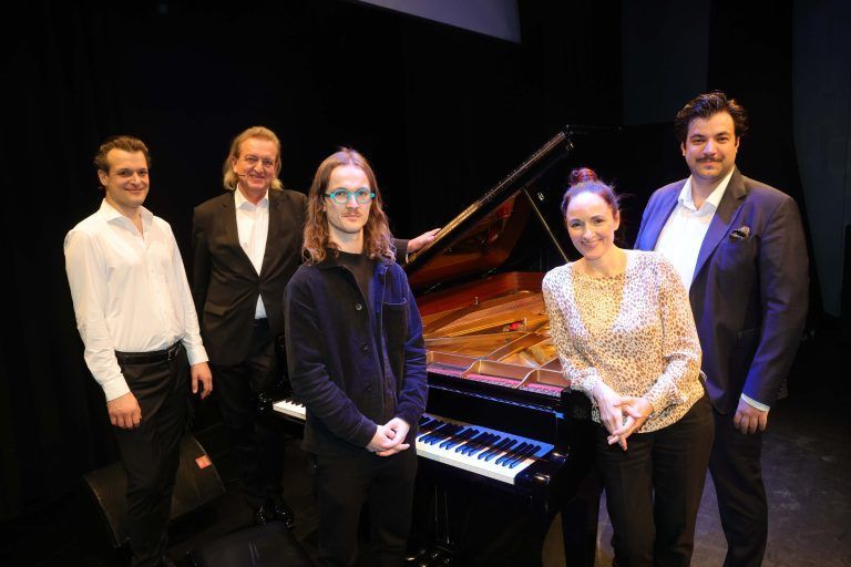Pianisten Jakob Zimmermann, Aja Zischg und Christian Wachter, Moderator Markus Linder und Kulturstadrat Cenk Dogan. AME