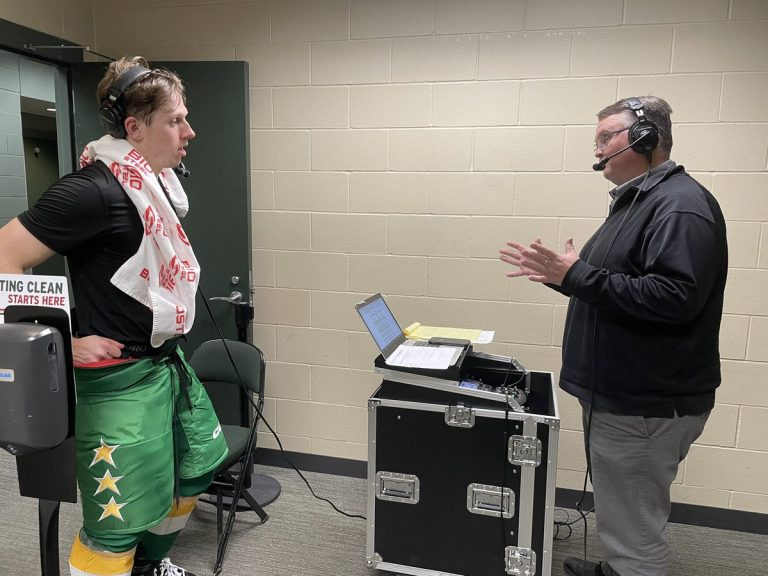 Marco Rossi stand nach der zweiten Drittelpause Kevin Fallness vom Radiosender KFAN1003 Rede und Antwort.