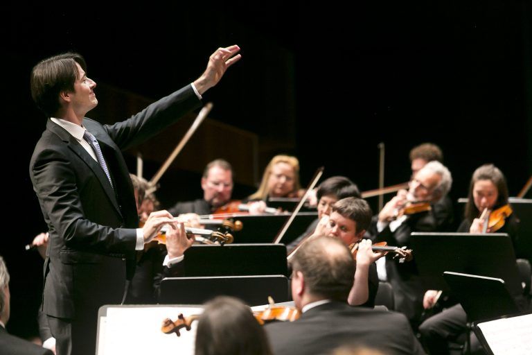 <span class="copyright">Mathis Fotografie</span>Leo McFall, Chefdirigent des Symphonieorchesters Vorarlberg.