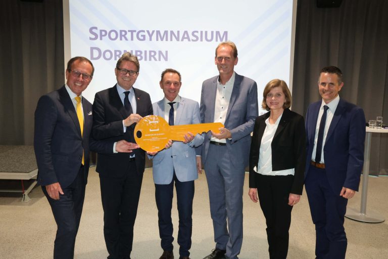 Wolfgang Gleissner (BIG), Bildungsminister Martin Polaschek, die Direktoren Michael Grünwald (HTL) und Wolfgang Hinteregger (Sportgymnasium), Landesstatthalterin Barbara Schöbi-Fink und der neue Bildungsdirektor Heiko Richter (v. l.).Meusburger