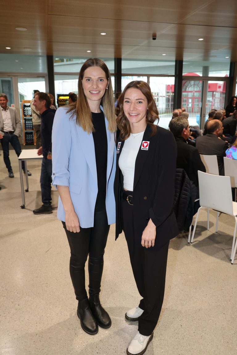 Ehemalige Absolventinnen und Olympiastarterinnen: Elisabeth Obernosterer (l.) und Bettina Plank.