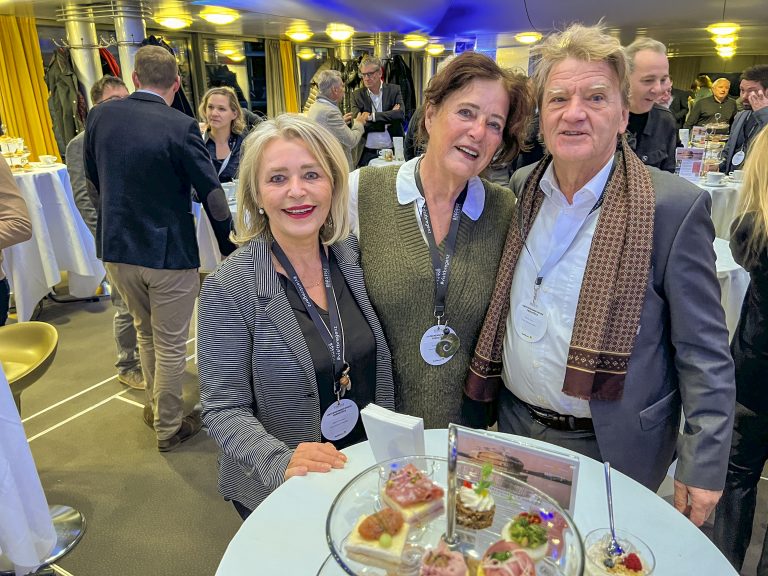 Sabina Wachter mit Silvia und Bruno Ofner (Steuerkanzlei).