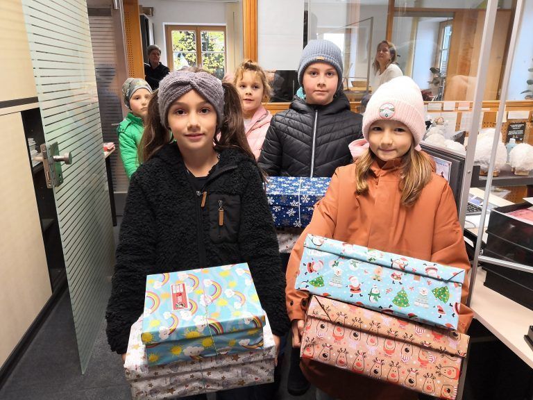 38 Schuhkartons werden Kindern irgendwo in Europa Freude bereiten.