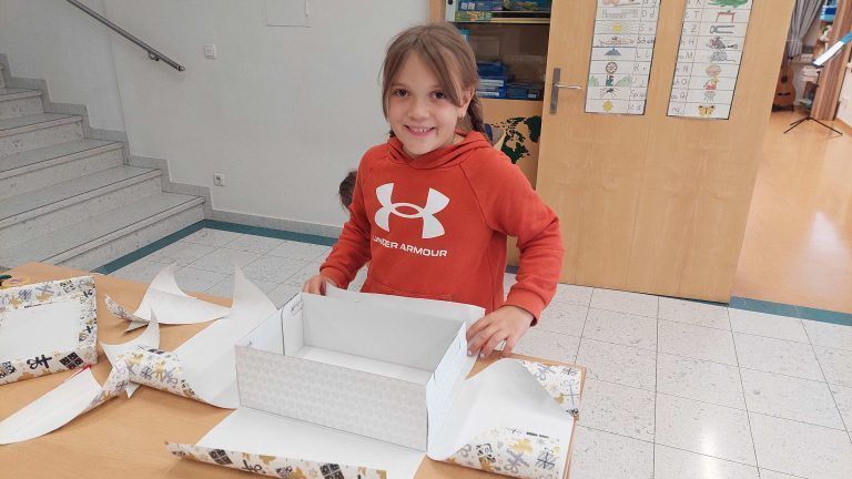 Die Mitarbeit beim Verpacken bereitete den Kindern in der Volksschule Alberschwende-Müselbach große Freude.