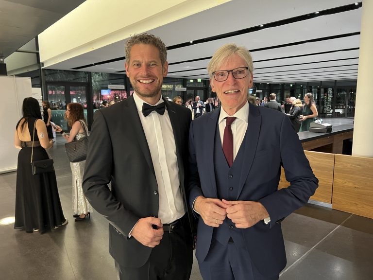 Spartenobmann Markus Comploj und WKV-Präsident Wilfried Hopfner gratulierten den Absolventen.