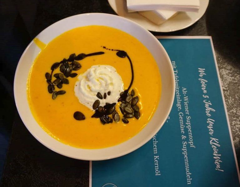Die Kürbissuppe mit Kernöl. <span class="copyright">mam</span>