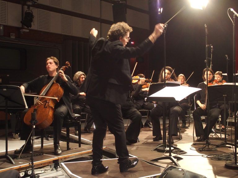 Der russische Cellist Aleksey Stadler als Solist im Cellokonzert von Gerald Resch.