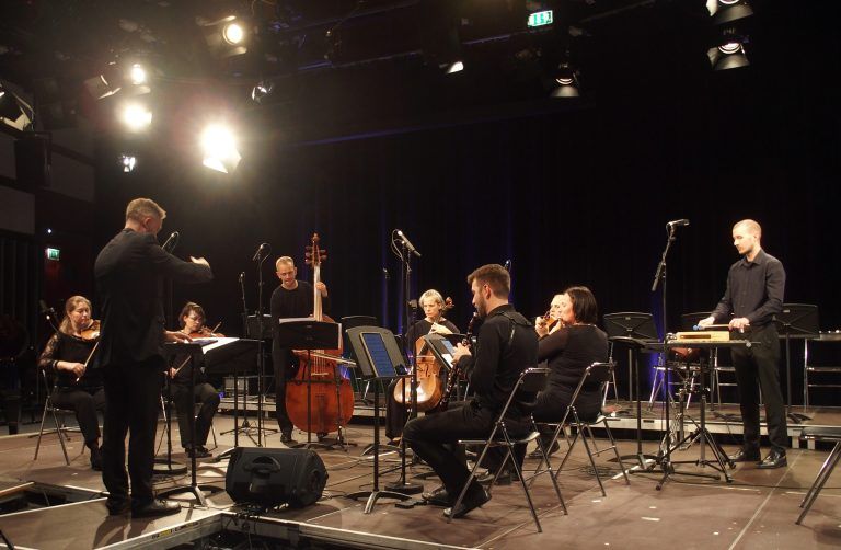 Das Ensemble plus spielt das Stück „…fließend…“ von Georg Friedrich Haas mit Thomas Gertner als Dirigenten.
