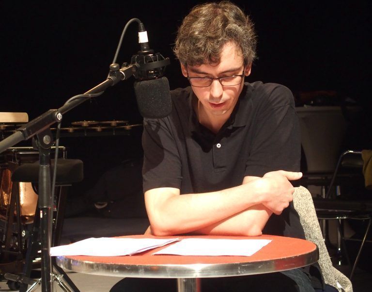 Autor Mathias Müller, Literaturpreisträger des Landes 2023, bei seiner Lesung.