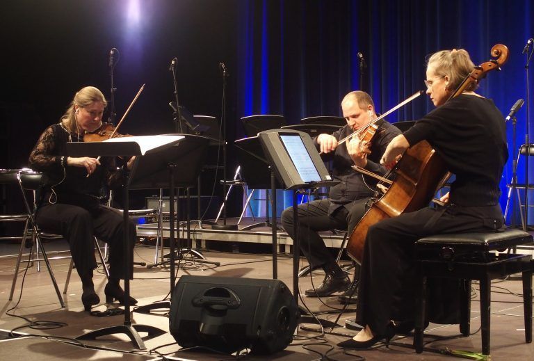 Programmverantwortlicher Guy Speyers, links, mit Musikerin des Ensemble plus beim „Streichtrio“.